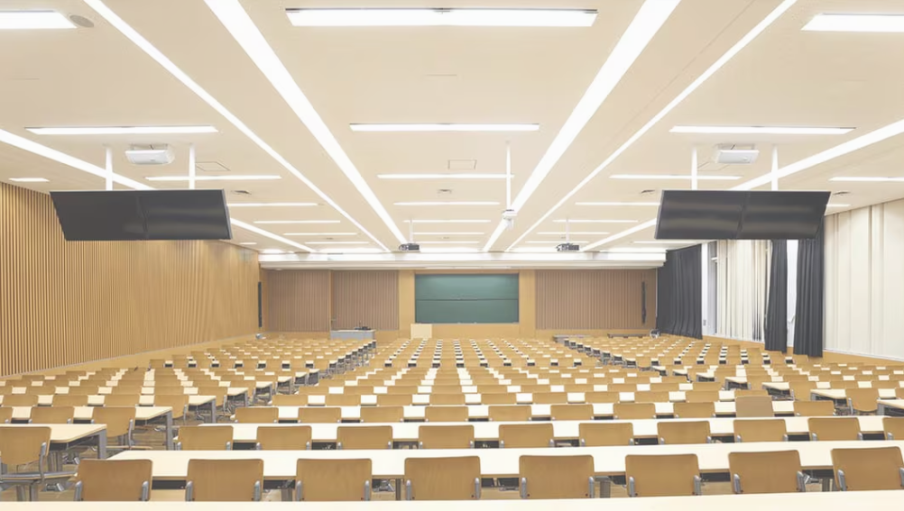 大学図書館で学ぶ学生