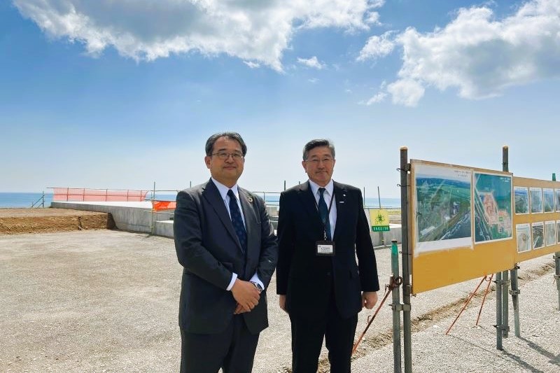 町長の黒川豊と代表取締役社長の大村尚之