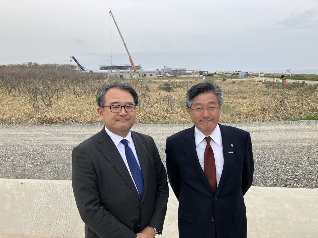 町長の黒川豊と代表取締役社長の大村尚之